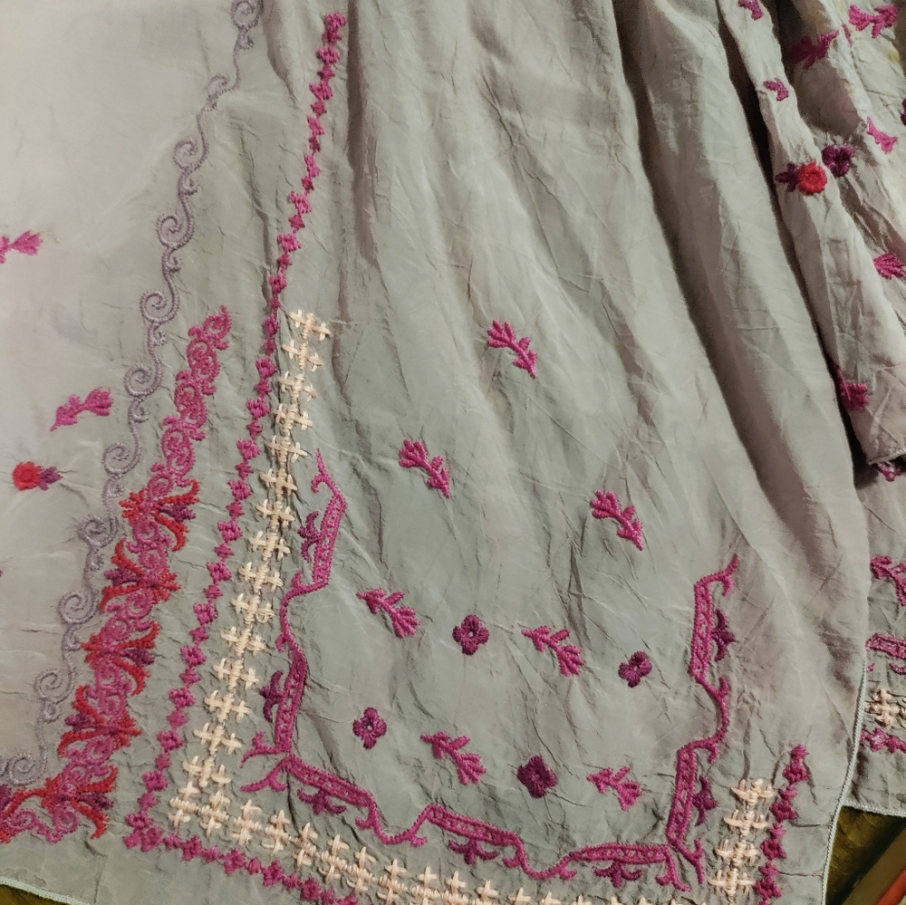 Johnny Was. Beautiful Pre-owned Conditioned Med Embroidered Floral Lavender Top - Picture 8 of 11